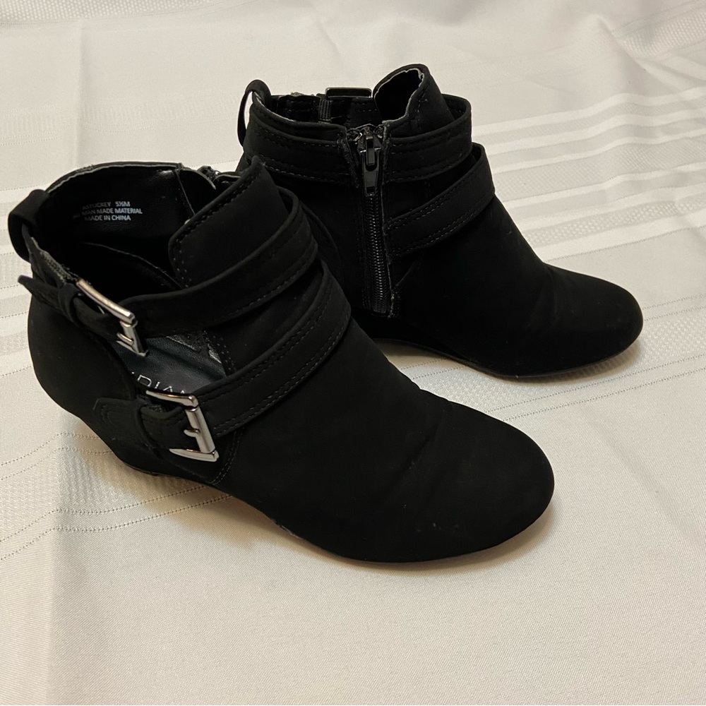 Black Faux Suede Girls zippered ankle booties-Excellent Used Condition- size 5.5